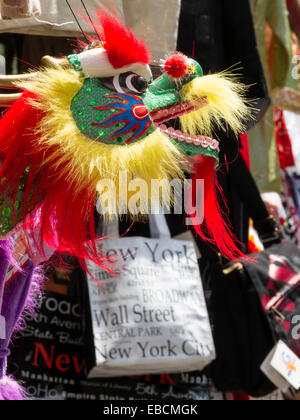 Dragon et sacs suspendus dans Chinatown, NYC Banque D'Images