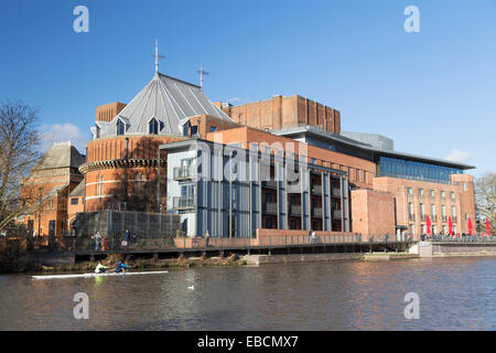 UK, Warwickshire, Stratford sur Avon, la Royal Shakespeare Company Theatre sur les rives de la rivière Avon. Banque D'Images