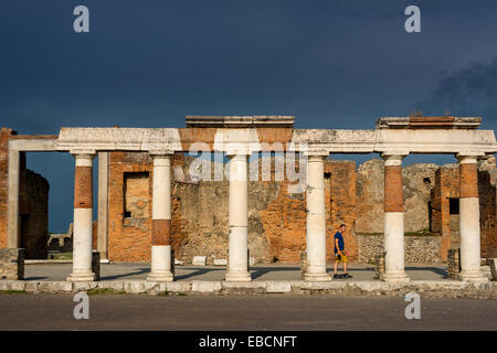 Les touristes et arc-en-ciel lors du forum de Pompéi Banque D'Images