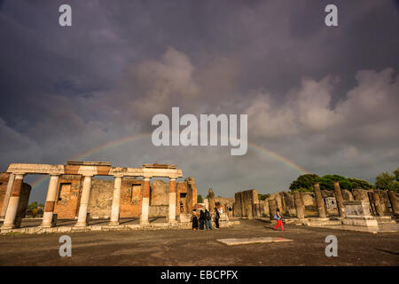 Les touristes et arc-en-ciel lors du forum de Pompéi Banque D'Images