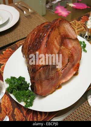 Bone-In sur jambon tranché en spirale résidentiel officiel Table de salle à définir pour les repas de Thanksgiving, USA Banque D'Images