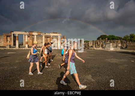 Les touristes et arc-en-ciel lors du forum de Pompéi Banque D'Images