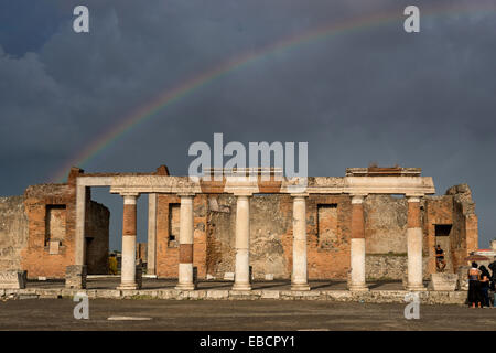 Les touristes et arc-en-ciel lors du forum de Pompéi Banque D'Images