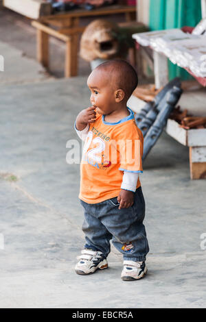 Tout-petits locaux africains, un jeune garçon, debout dans une rue d'Antananarivo, ou Tana, capitale de Madagascar Banque D'Images