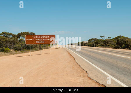 Inscrivez-vous sur la plus longue ligne droite, Caiguna, WA, Australie Banque D'Images