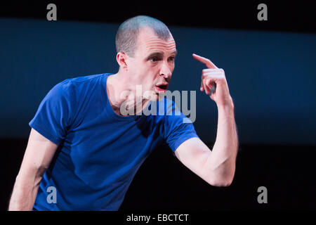 Tom Vaughan-Lawlor effectue dans 'Howie the Rookie' par Mark O'Rowe à la Fosse du Barbican Theatre, Londres Banque D'Images