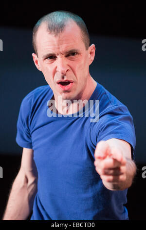 Tom Vaughan-Lawlor effectue dans 'Howie the Rookie' par Mark O'Rowe à la Fosse du Barbican Theatre, Londres Banque D'Images