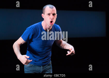 Tom Vaughan-Lawlor effectue dans 'Howie the Rookie' par Mark O'Rowe à la Fosse du Barbican Theatre, Londres Banque D'Images