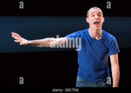 Tom Vaughan-Lawlor effectue dans 'Howie the Rookie' par Mark O'Rowe à la Fosse du Barbican Theatre, Londres Banque D'Images