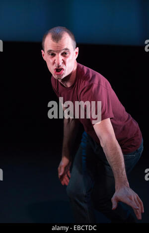 Tom Vaughan-Lawlor effectue dans 'Howie the Rookie' par Mark O'Rowe à la Fosse du Barbican Theatre, Londres Banque D'Images