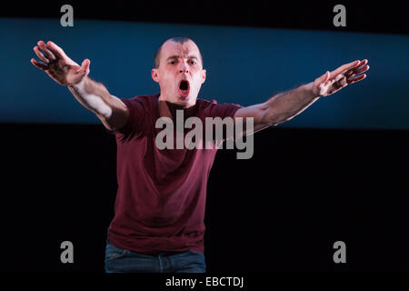 Tom Vaughan-Lawlor effectue dans 'Howie the Rookie' par Mark O'Rowe à la Fosse du Barbican Theatre, Londres Banque D'Images