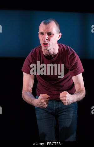 Tom Vaughan-Lawlor effectue dans 'Howie the Rookie' par Mark O'Rowe à la Fosse du Barbican Theatre, Londres Banque D'Images