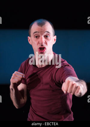 Tom Vaughan-Lawlor effectue dans 'Howie the Rookie' par Mark O'Rowe à la Fosse du Barbican Theatre, Londres Banque D'Images