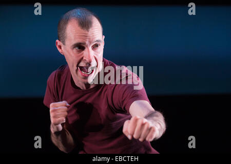Tom Vaughan-Lawlor effectue dans 'Howie the Rookie' par Mark O'Rowe à la Fosse du Barbican Theatre, Londres Banque D'Images