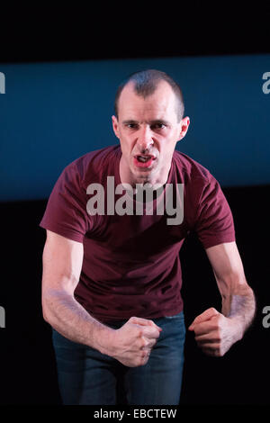 Tom Vaughan-Lawlor effectue dans 'Howie the Rookie' par Mark O'Rowe à la Fosse du Barbican Theatre, Londres Banque D'Images