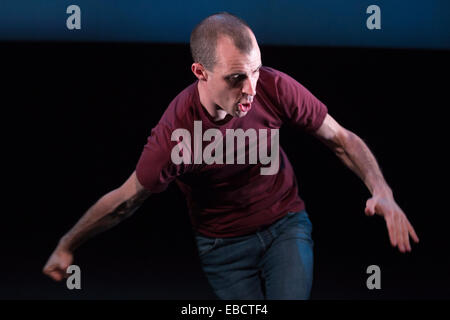 Tom Vaughan-Lawlor effectue dans 'Howie the Rookie' par Mark O'Rowe à la Fosse du Barbican Theatre, Londres Banque D'Images