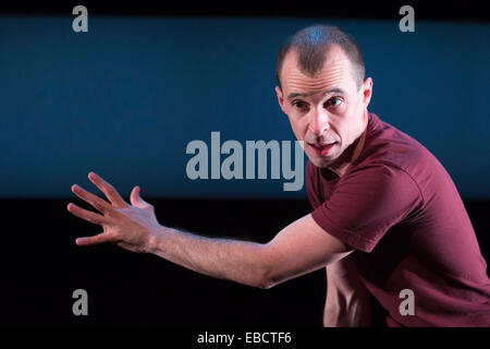 Tom Vaughan-Lawlor effectue dans 'Howie the Rookie' par Mark O'Rowe à la Fosse du Barbican Theatre, Londres Banque D'Images