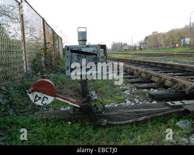 Le passage vers la ligne de chemin de fer est la plante qui est utilisée pour les trains de l'interrupteur de la voie à suivre. Banque D'Images