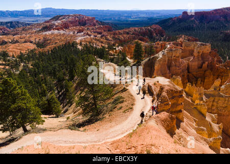 Les randonneurs sur la Queens Garden Trail. Bryce Canyon National Park, Utah, USA. Banque D'Images