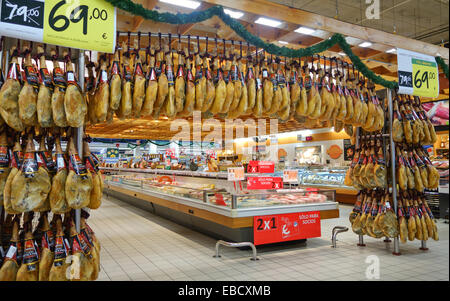 Une arche de différentes marques de jambon espagnol, jambon Serrano dans un supermarché Carrfeour en Espagne. Mijas Costa. Banque D'Images