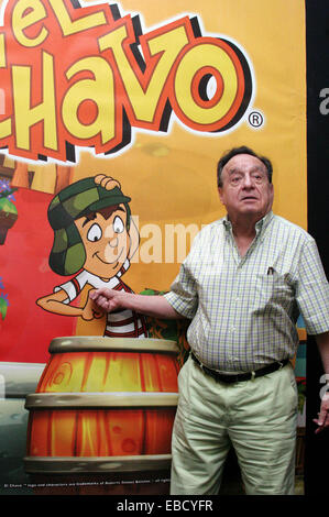 Cancun. 10 Oct, 2006. Image prise le 10 octobre 2006 montre le comédien Mexicain Roberto Gomez Bolanos de prendre part à la présentation de la série TV 'El Chavo Animado' dans la ville de Mexico, capitale du Mexique. Le comédien Mexicain Roberto Gomez Bolanos, connu sous le nom de 'Chespirito', est mort vendredi à l'âge de 85 ans à Cancun, selon la presse locale. © Francisco Morales/Damm Photo/Xinhua/Alamy Live News Banque D'Images