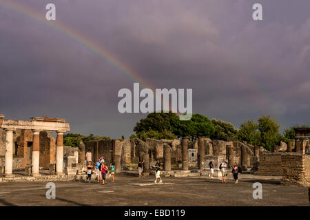 Les touristes et arc-en-ciel lors du forum de Pompéi Banque D'Images