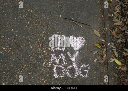 J'aime mon chien écrit à la craie sur le trottoir dans Central Park, New York City. Banque D'Images