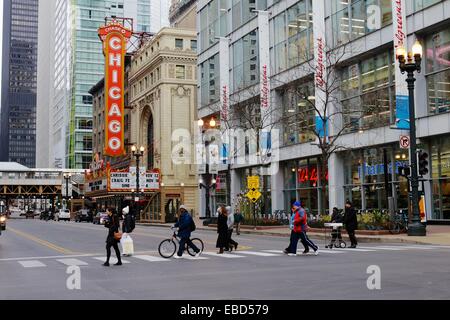 Chicago Theatre sur State Street avec les piétons en concordance. Banque D'Images