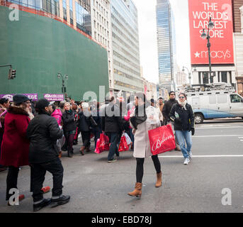 New York, USA. 28 novembre, 2014. Des hordes de consommateurs à l'extérieur de Macy's Herald Square à New York le jour après Thanksgiving, le Black Friday, November 28, 2014. De nombreux détaillants, dont Macy's, ont ouvert leurs portes le soir de l'action de l'extension de la journée de shopping et de l'action de donner le surnom de 'Jeudi gris'. Crédit : Richard Levine/Alamy Live News Banque D'Images