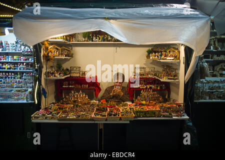 Barcelone, Catalogne, Espagne. 28 novembre, 2014. Une femme dans sa boutique de chiffres pour la crèche de Noël whait pour clients dans le marché de Noël à Barcelone.Le marché de Noël de Barcelone (Fira de Santa Llucia) s'ouvre pour offrir une grande variété de décoration de Noël et les pièces pour faire la crèche. Crédit : Jordi Boixareu/Alamy Live News Banque D'Images