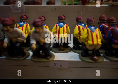 Barcelone, Catalogne, Espagne. 28 novembre, 2014. Caganers, un personnage dans la mythologie catalane relatives à une tradition de Noël, portant des drapeaux indépendantistes catalans (estelada) à vendre à Barcelone, le marché de Noël.Le marché de Noël de Barcelone (Fira de Santa Llucia) s'ouvre pour offrir une grande variété de décoration de Noël et les pièces pour faire la crèche. Crédit : Jordi Boixareu/Alamy Live News Banque D'Images