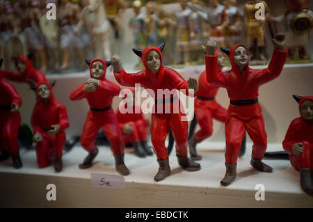 Barcelone, Catalogne, Espagne. 28 novembre, 2014. Figures de diables sont exposés pour la vente au marché de Noël à Barcelone. Le marché de Noël de Barcelone (Fira de Santa Llucia) s'ouvre pour offrir une grande variété de décoration de Noël et les pièces pour faire la crèche. Crédit : Jordi Boixareu/Alamy Live News Banque D'Images