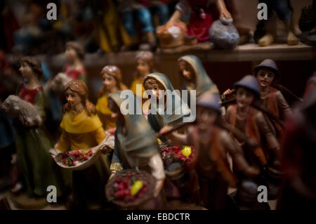 Barcelone, Catalogne, Espagne. 28 novembre, 2014. Les chiffres en céramique sont exposés pour la vente au marché de Noël à Barcelone. Le marché de Noël de Barcelone (Fira de Santa Llucia) s'ouvre pour offrir une grande variété de décoration de Noël et les pièces pour faire la crèche. Crédit : Jordi Boixareu/Alamy Live News Banque D'Images