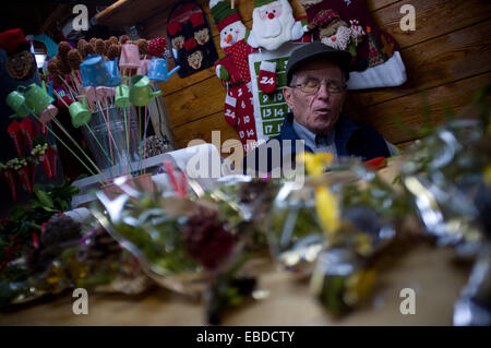 Barcelone, Catalogne, Espagne. 28 novembre, 2014. Un vendeur prend un repos dans le marché de Noël. Le marché de Noël de Barcelone (Fira de Santa Llucia) s'ouvre pour offrir une grande variété de décoration de Noël et les pièces pour faire la crèche. Crédit : Jordi Boixareu/Alamy Live News Banque D'Images