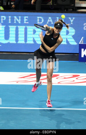 (141129) -- PASAY CITY, 29 novembre 2014 (Xinhua) - Daniela Hantuchova de Slovaquie, un joueur de l'équipe de Singapour DBS Slameurs, sert à Ana Ivanovic de la Serbie, un joueur de l'équipe indienne Micromax as, au cours de leur match entre l'équipe indienne Micromax Aces et de l'équipe de Singapour DBS Slameurs dans le Tennis International Premier League à Pasay City, Philippines, le 28 novembre 2014. Ana Ivanovic a gagné 6-0. (Xinhua/Rouelle Umali) Banque D'Images