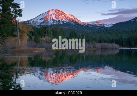 Lassen Peak reflète la couleur soleils au coucher du soleil Banque D'Images