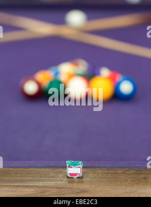 Table de billard avec des boules disposées en un triangle Banque D'Images