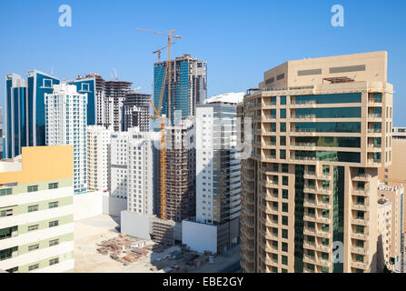 De nouveaux immeubles de bureaux et hôtels sont en construction dans la ville de Manama, Bahreïn Banque D'Images