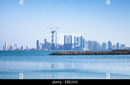 Immeubles de bureaux modernes et hôtels à l'horizon. Des toits de la ville de Manama, Bahreïn Banque D'Images