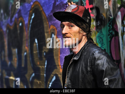 Se détendre dans un couvert de graffitis dans le CBD de Melbourne, Victoria, Australie. Banque D'Images