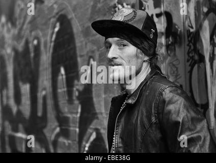 Se détendre dans un couvert de graffitis dans le CBD de Melbourne, Victoria, Australie Banque D'Images