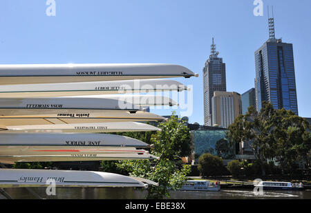 Melbourne, Victoria Vue urbaine avec une remorque pleine de barques les huit hommes à l'avant-plan, les prises sur la rivière Yarra Melbourne pris à l'extérieur du club d'Aviron Banque D'Images