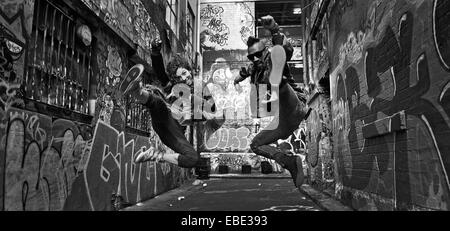 Danseurs dans un coup de haut couvert de graffitis dans le CBD de Melbourne, Victoria, Australie Banque D'Images