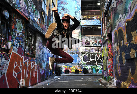 Danseurs dans un coup de haut couvert de graffitis dans le CBD de Melbourne, Victoria, Australie Banque D'Images