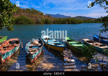 Bateaux de pêche en mer, La Boca, Trinidad de Cuba, Cuba Banque D'Images