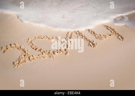 Inscription 2014 sur plage de sable fin avec la vague de mousse, copyspace Banque D'Images