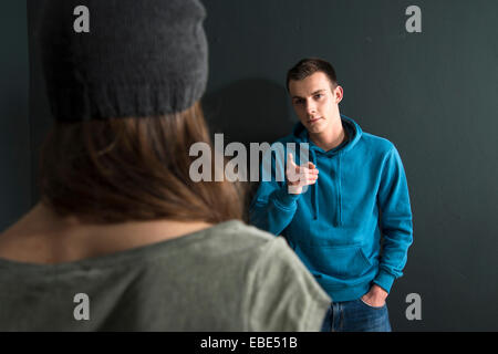 Adolescente et jeune homme soutenant, Studio Shot Banque D'Images