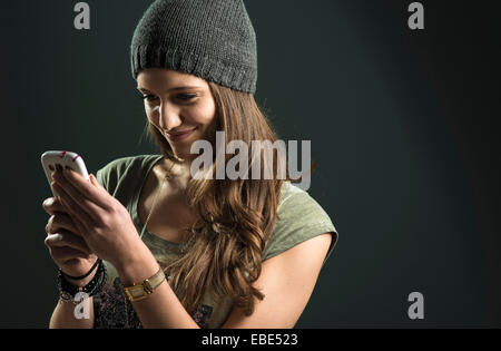 Portrait of Teenage Girl with Cell Phone, Studio Shot Banque D'Images