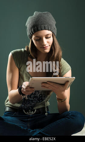 Portrait of Teenage Girl using Tablet Computer, Studio Shot Banque D'Images