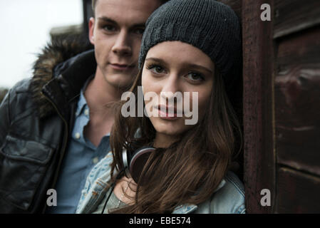 Close-up portrait of teenage girl et jeune homme à l'extérieur, looking at camera, Allemagne Banque D'Images